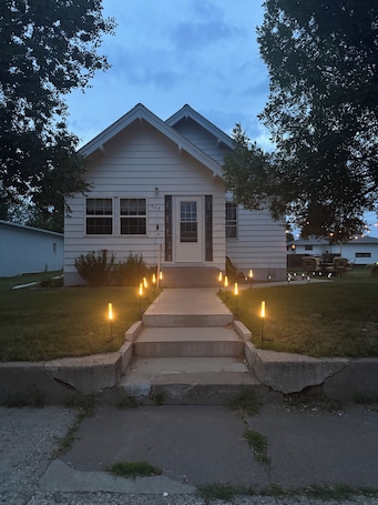Exterior. Red Roof Retreat - cozy home in Carson