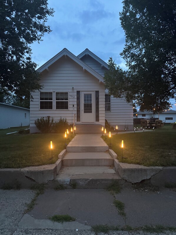 Exterior - Red Roof Retreat - cozy home in Carson (Carson)