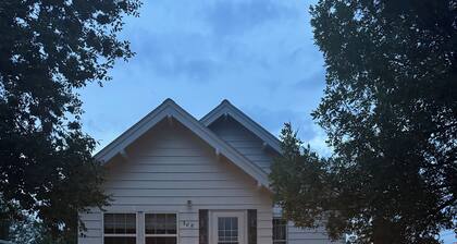 Red Roof Retreat - cozy home in Carson