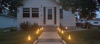 Red Roof Retreat - cozy home in Carson