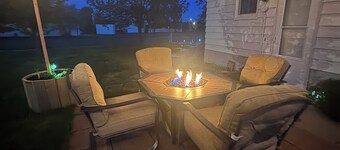 Red Roof Retreat - cozy home in Carson