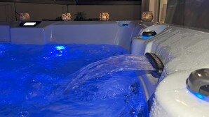 A hot tub with blue lighting and a control panel. - Rincon del Mar - House with spa and hammocks, just 8 minutes from the sea (Saint-Hilaire-de-Riez)