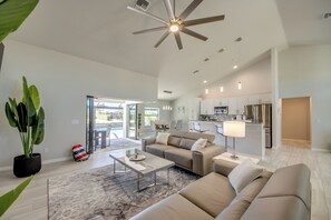 Smart TV, stereo, printers - Villa Summer Pearl - newly built with private pool, on water (Cape Coral)