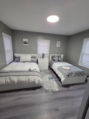 3 bedrooms, iron/ironing board, WiFi, bed sheets - Grand central & Times square in 25-30 mins!! (Corona)