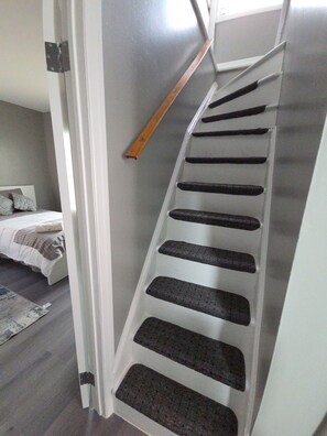 3 habitaciones, tabla de planchar con plancha, wifi y ropa de cama 