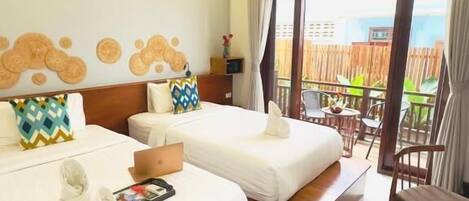 Habitación estándar con 2 camas individuales, balcón, vistas a la ciudad | Wifi gratis