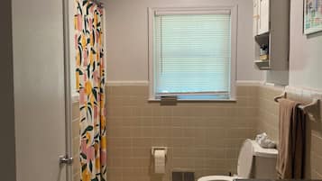 Secadora de cabello, toallas, papel de baño