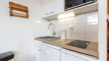 Kühlschrank, Mikrowelle, Herdplatte, Geschirrspüler