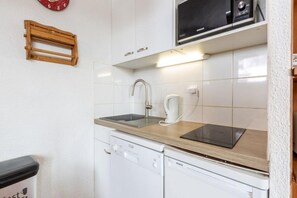 Kühlschrank, Mikrowelle, Herdplatte, Geschirrspüler