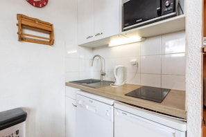 Kühlschrank, Mikrowelle, Herdplatte, Geschirrspüler