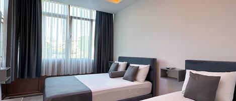 Deluxe Triple Room | Desk, free WiFi, bed sheets