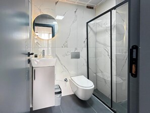 Regadera, amenidades de baño gratuitas, secadora de cabello, toallas