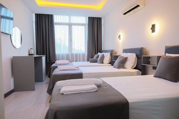 Deluxe Quadruple Room | Desk, free WiFi