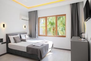 Deluxe Double Room | Desk, free WiFi, bed sheets