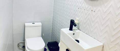 Hårtørrer, håndklæder, Sæbe, Toiletpapir