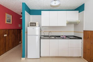 Kühlschrank, Mikrowelle, Toaster, Kochgeschirr/Geschirr/Besteck