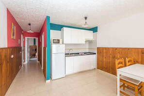Kühlschrank, Mikrowelle, Toaster, Kochgeschirr/Geschirr/Besteck
