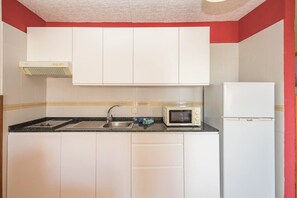 雪櫃、微波爐、多士爐、廚房用具/餐具/器皿