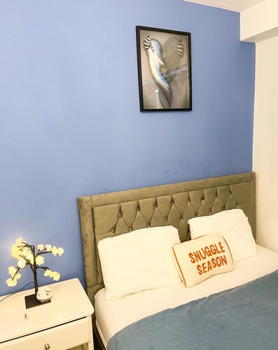 Beautiful en-suite room, near train station.