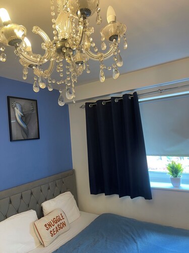 Beautiful en-suite room, near train station.