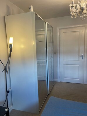 Shower, towels, soap, toilet paper - Beautiful en-suite room, near train station. (Wolverhampton)