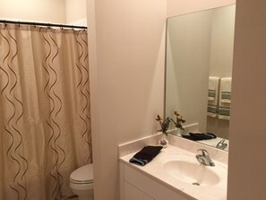 Suihku, hiustenkuivaaja, pyyhkeet, saippua