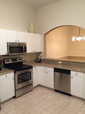 Kylskåp, mikrovågsugn, ugn och spishäll