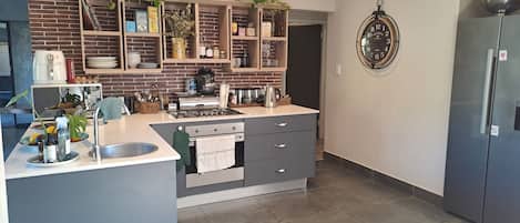 Micro-ondes, four, plaque de cuisson, lave-vaisselle
