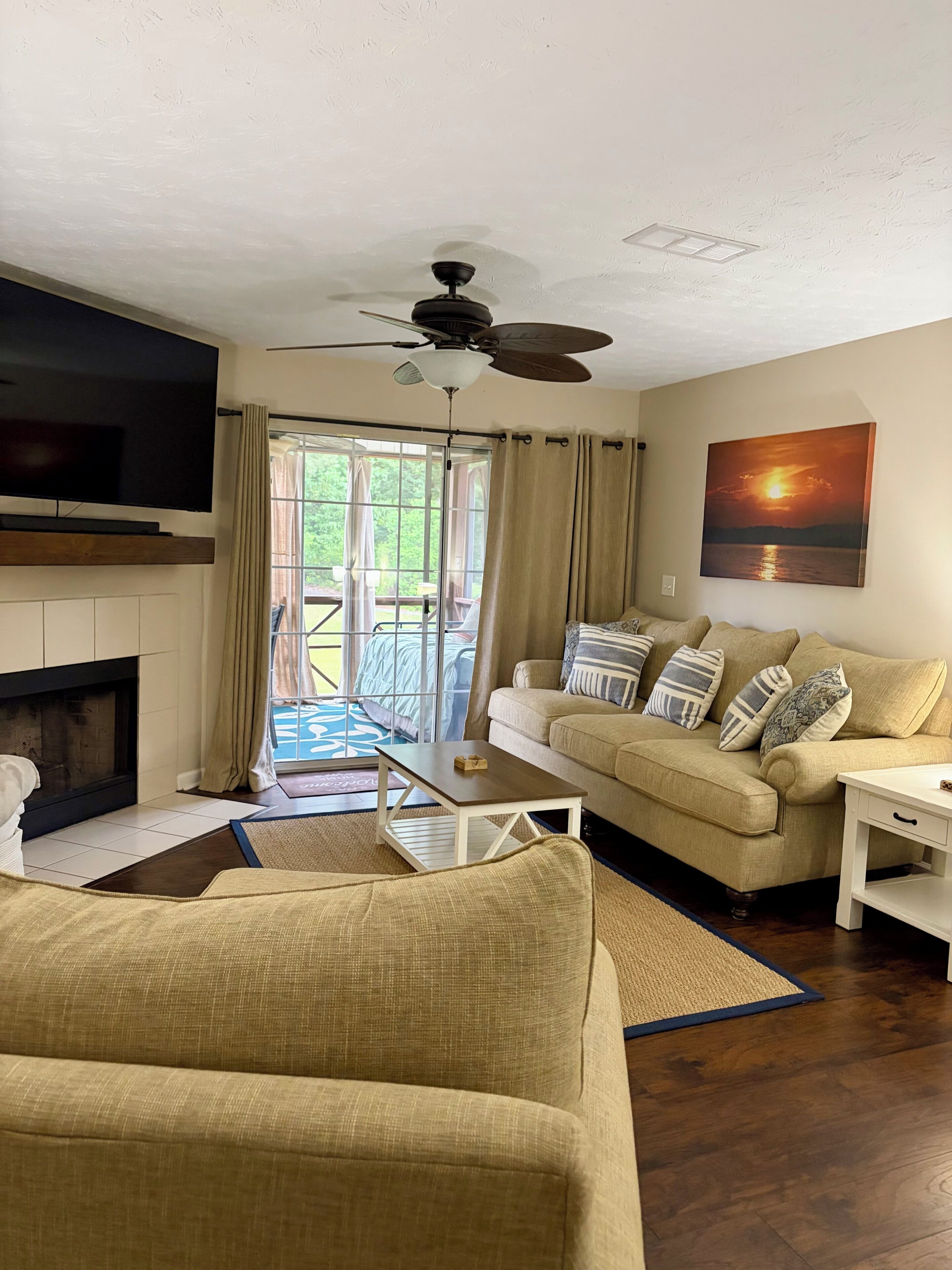 Smart TV, fireplace