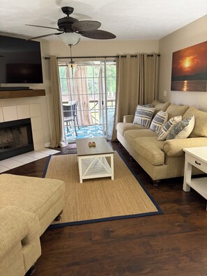 Smart TV, fireplace - Lake Martin Condo in StillWaters (Dadeville)