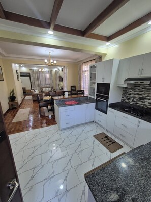 Mikrovågsugn, ugn, spishäll och diskmaskin