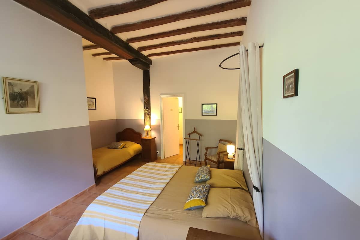 Habitación Confort | Wifi gratis y ropa de cama