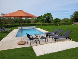Una piscina al aire libre de temporada