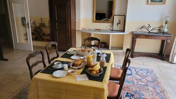 Free daily continental breakfast