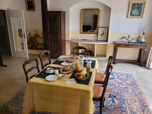 Free daily continental breakfast - LE CLos de la Touche (Cheillé)