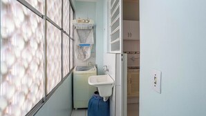 Une petite salle de bain avec une fenêtre, un lavabo, des toilettes et un espace douche.