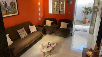 Smart TV, mesa de pingue-pongue, livros