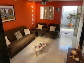 TV connectée, table de tennis de table, livres