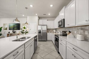 Fridge, microwave, oven, stovetop - 5 BD/ 4.5 BA/ Windsor Cay (1294 SS) (Clermont)