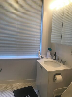 ヘアドライヤー、タオル、石鹸、トイレットペーパー