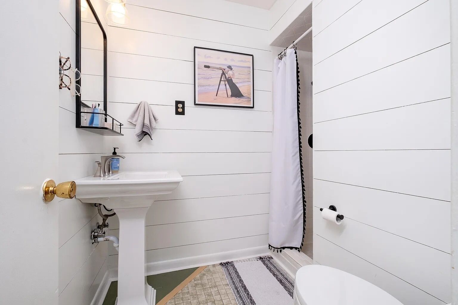 Ducha, toallas, jabón, papel higiénico