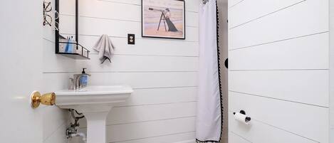 Ducha, toallas, jabón, papel higiénico