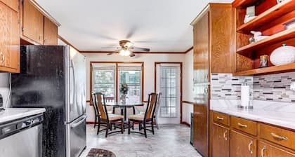 DPI LODGE - ATL Vacation Rental, 4-bedroom w/Porch & Deck