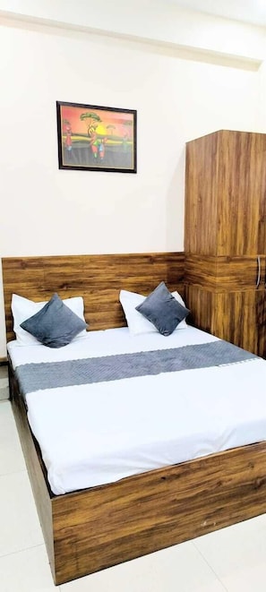 Deluxe Room, City View | Living area