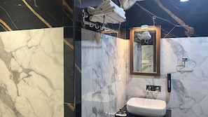 Deluxe Room, City View | Bathroom