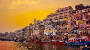 A riverside view with boats and a crowded riverbank. - Parvati Home Stay (Varanasi)