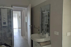 Een douche, een haardroger, een bidet, handdoeken