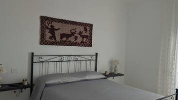 1 chambre, fer et planche Ă repasser, Wi-Fi gratuit, draps fournis