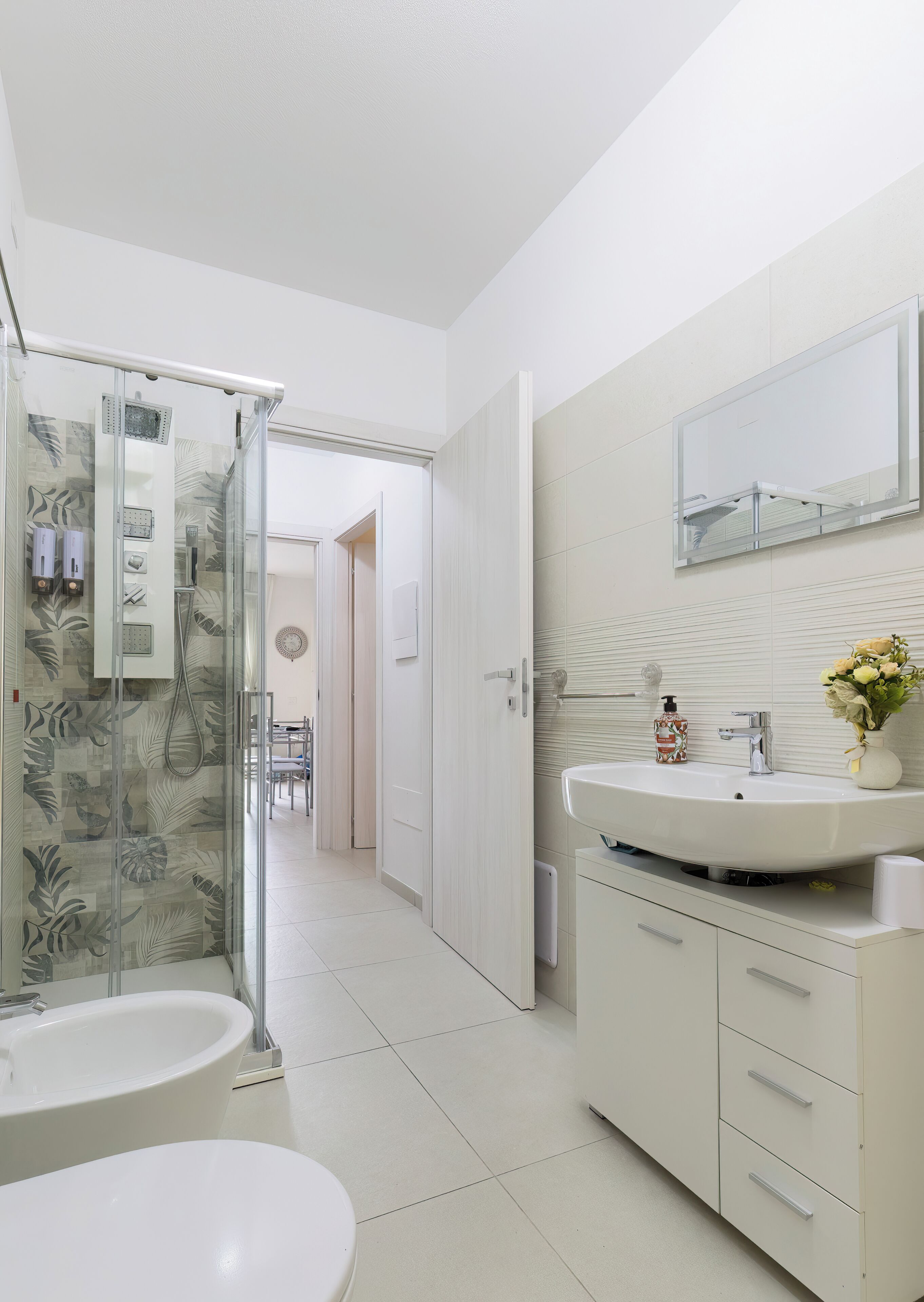 Douche, sèche-cheveux, bidet, serviettes fournies