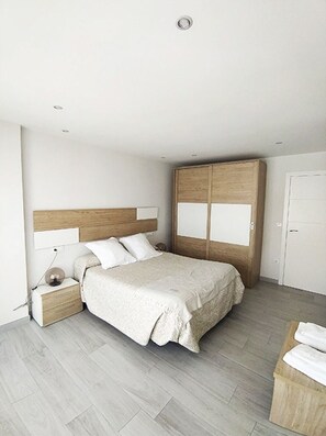 2 bedrooms, iron/ironing board, internet, bed sheets